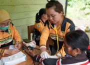Disdukcapil dan Puskesmas Uren Layani Warga Pelosok di Desa Ambata