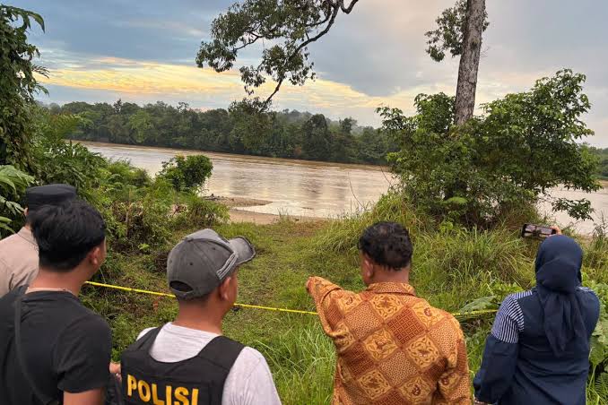 Komisioner Kompolnas Supardi Hamid meninjau aliran Sungai Katingan saat memeriksa lokasi penyerangan yang menewaskan tiga anggota Polres Katingan