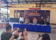 Ket Foto: Kapolres Kapuas AKBP Rina Perwitasari, didampingi Kabag Ops, Kasat Reskrim, dan Kasi Humas, saat menggelar siaran pers pengungkapan dua kasus menonjol, Senin (3/8/2026). (Foto : Rahmad)