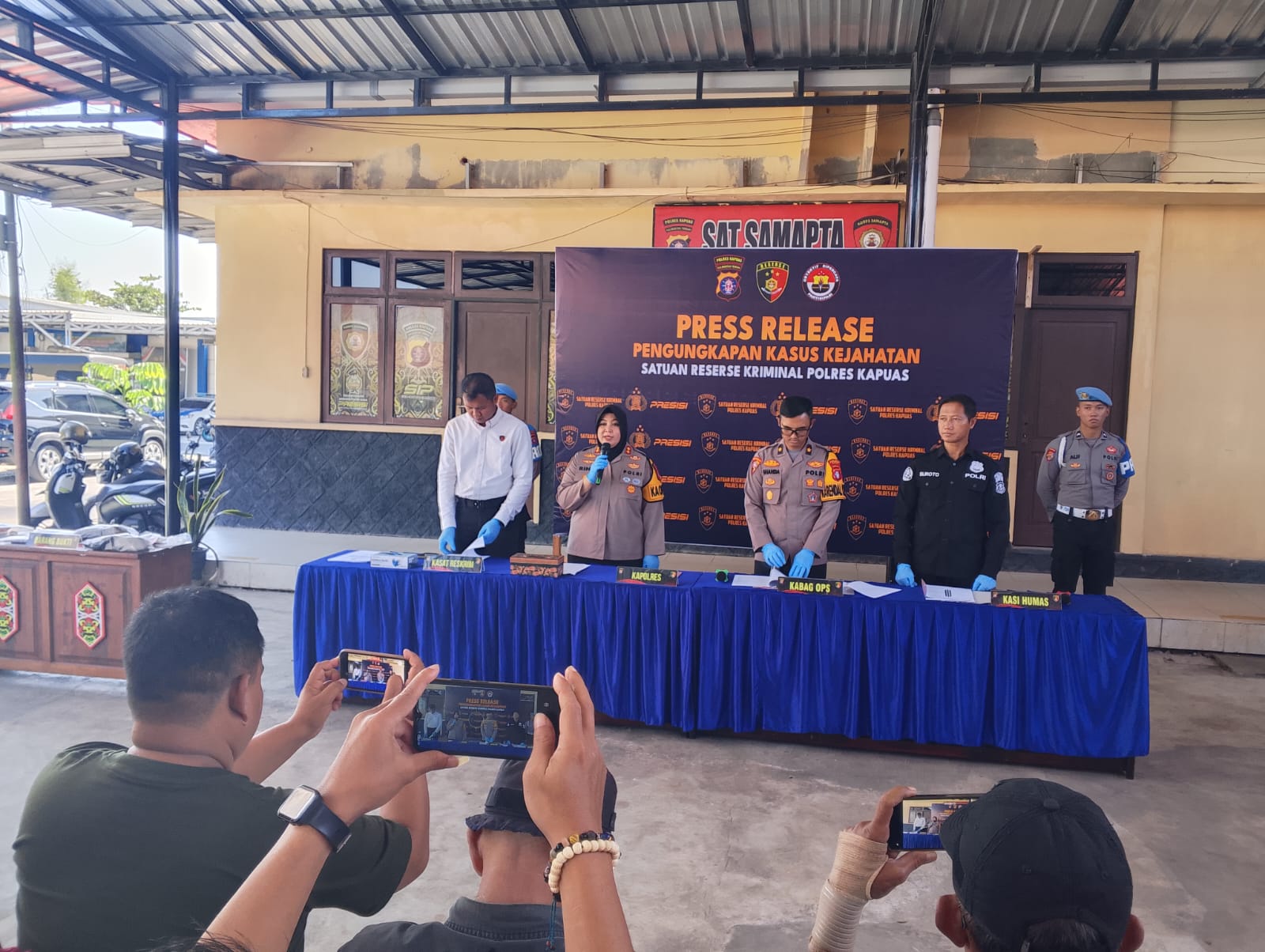 Ket Foto: Kapolres Kapuas AKBP Rina Perwitasari, didampingi Kabag Ops, Kasat Reskrim, dan Kasi Humas, saat menggelar siaran pers pengungkapan dua kasus menonjol, Senin (3/8/2026). (Foto : Rahmad)