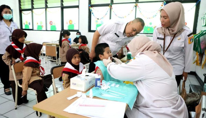 Ratusan Siswa SDN Kramat Pela 07 Ikuti Imunisasi dan Cek Kesehatan Gratis