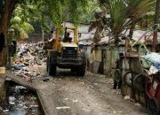 140 Ton Sampah Menumpuk di Kedaung Kaliangke, DLH Kerahkan 15 Truk