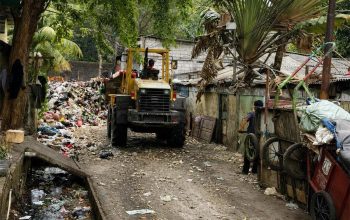 140 Ton Sampah Menumpuk di Kedaung Kaliangke, DLH Kerahkan 15 Truk