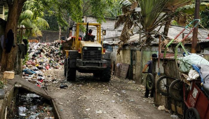 140 Ton Sampah Menumpuk di Kedaung Kaliangke, DLH Kerahkan 15 Truk