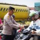 Polres Balangan Bagikan Bendera Merah Putih kepada Pengguna Jalan
