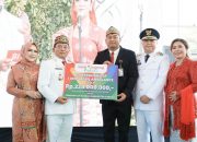 Ket Foto (IST) : Pemimpin Bank Kalteng Cabang Kuala Kapuas, Ferry Yanto saat menyerahkan bantuan program CSR berupa 1 Unit Ambulance, kepada Pemkab Kapuas yang diterima simbolis oleh Bupati Kapuas H.M Wiyatno, Senin (17/8/2026).