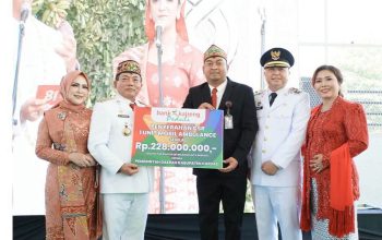 Ket Foto (IST) : Pemimpin Bank Kalteng Cabang Kuala Kapuas, Ferry Yanto saat menyerahkan bantuan program CSR berupa 1 Unit Ambulance, kepada Pemkab Kapuas yang diterima simbolis oleh Bupati Kapuas H.M Wiyatno, Senin (17/8/2026).