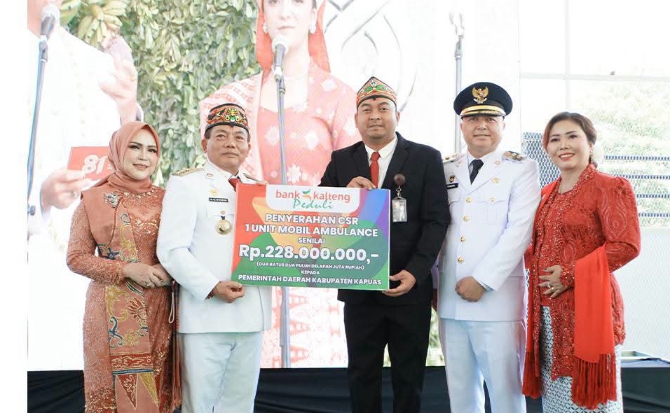 Ket Foto (IST) : Pemimpin Bank Kalteng Cabang Kuala Kapuas, Ferry Yanto saat menyerahkan bantuan program CSR berupa 1 Unit Ambulance, kepada Pemkab Kapuas yang diterima simbolis oleh Bupati Kapuas H.M Wiyatno, Senin (17/8/2026).