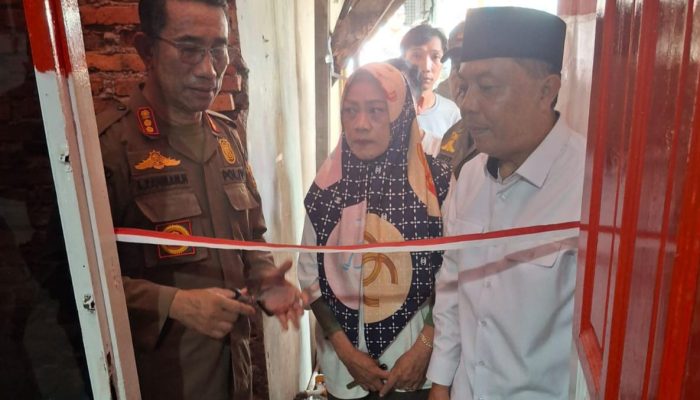 HUT ke-81 RI, Satpol PP Johar Baru Bedah Rumah Warga