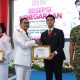 Bupati Tanah Bumbu Serahkan Penghargaan kepada Paskibraka dalam Resepsi Kenegaraan