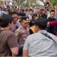 Kapolresta Banjarmasin Bantu Evakuasi Mahasiswa Pingsan Saat Aksi