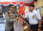 Kapolresta Banjarmasin Ajak Pelajar Pegang Tongkat Komando