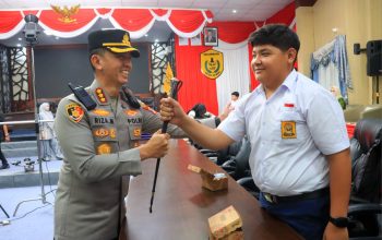 Kapolresta Banjarmasin Ajak Pelajar Pegang Tongkat Komando