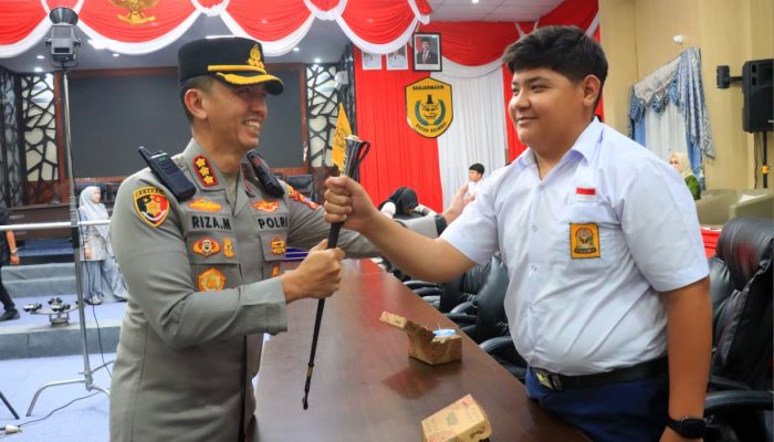 Kapolresta Banjarmasin Ajak Pelajar Pegang Tongkat Komando