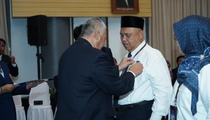 145 Pegawai UNY Terima Tanda Kehormatan Satya Lancana