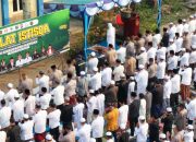 Ket Foto: Ribuan warga Kabupaten Kapuas saat menggelar Sholat Istisqa, pada Minggu (30/8/2026), di Lapangan Bukit Ngalangkang, Kuala Kapuas. (Foto IST)