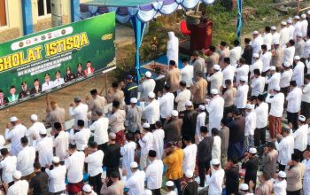 Ket Foto: Ribuan warga Kabupaten Kapuas saat menggelar Sholat Istisqa, pada Minggu (30/8/2026), di Lapangan Bukit Ngalangkang, Kuala Kapuas. (Foto IST)