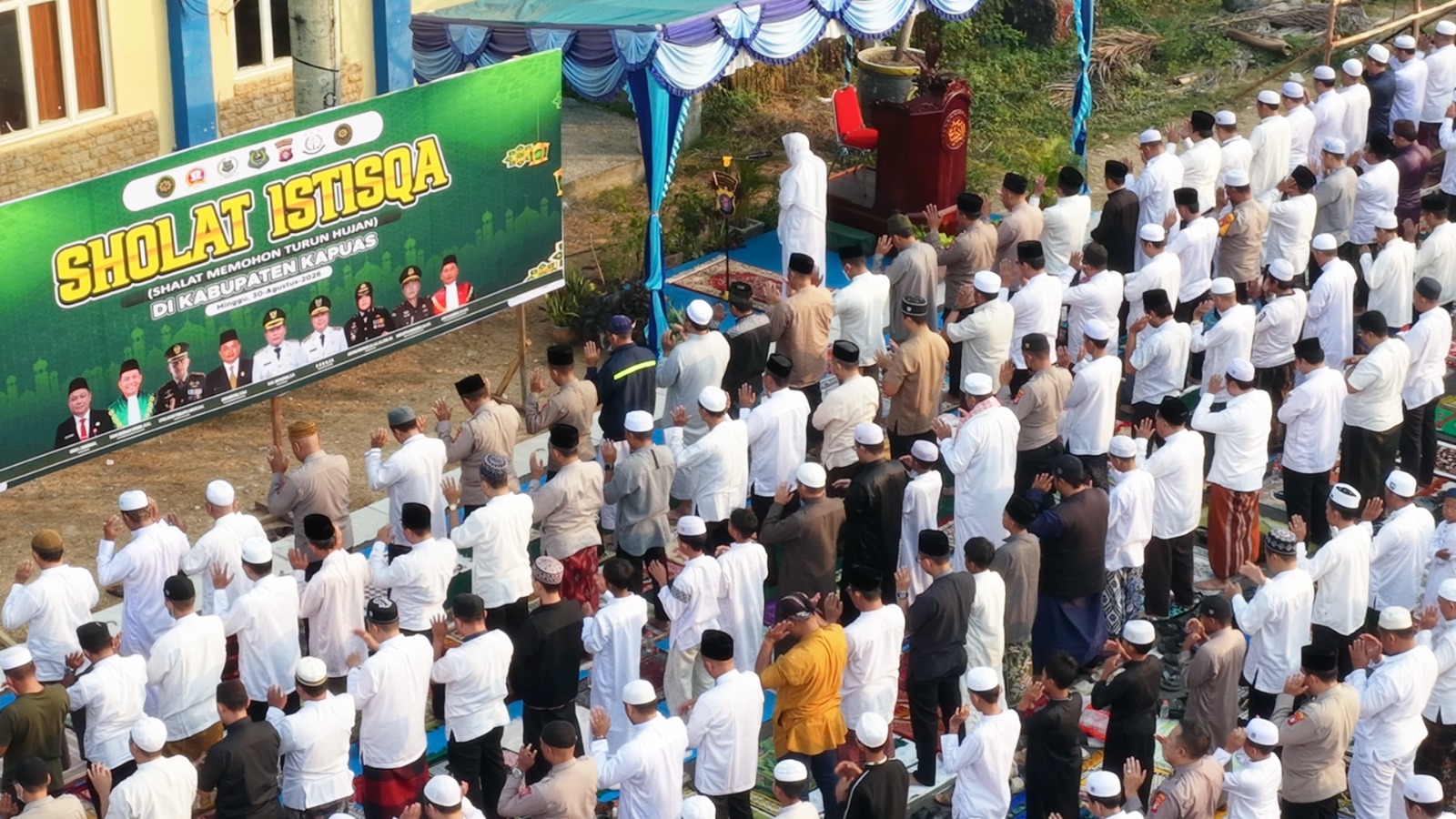 Ket Foto: Ribuan warga Kabupaten Kapuas saat menggelar Sholat Istisqa, pada Minggu (30/8/2026), di Lapangan Bukit Ngalangkang, Kuala Kapuas. (Foto IST)