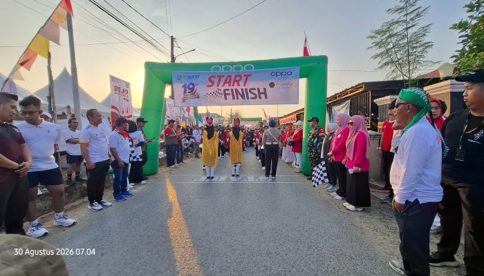 Sekda Tanah Bumbu Lepas Jalan Sehat Hari Jadi Desa Barokah, Diikuti Ribuan Warga