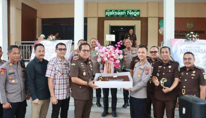 Kapolresta Banjarmasin Bawa Kue Kejutan untuk HUT Kejaksaan ke-81
