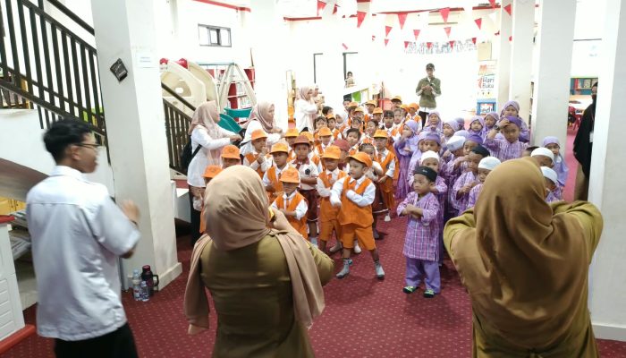 Anak-anak TK Ikuti Dongeng di Perpustakaan Kotabaru