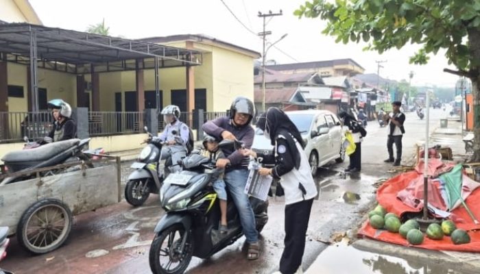 Mahasiswa Universitas Sapta Mandiri Bagikan Masker di Tengah Kabut Asap Karhutla