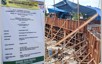 Ket Foto: Papan informasi publik yang terpasang di lokasi proyek pekerjaan tidak sesuai fakta fisik di lapangan.