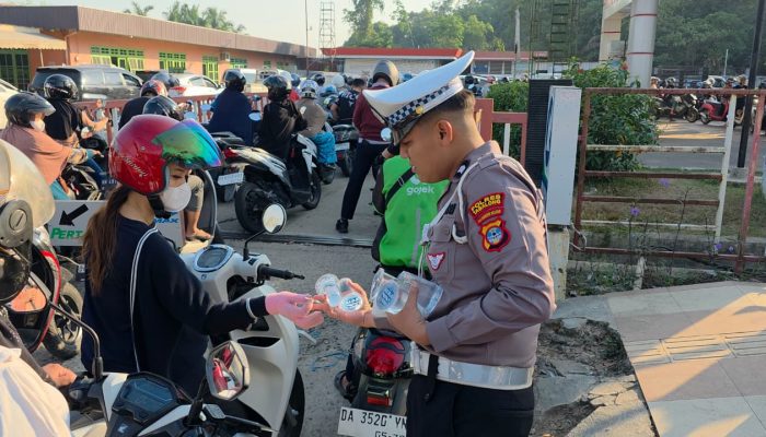 Polres Tabalong Bagikan Air Mineral kepada Warga yang Antre BBM di SPBU