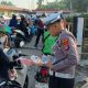 Polres Tabalong Bagikan Air Mineral kepada Warga yang Antre BBM di SPBU
