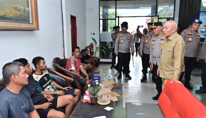 Kapolda Kalsel Tinjau Korban Selamat KM Virgo Transport 8 di Banjarmasin
