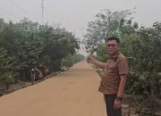 Ket Foto: Anggota DPRD Kabupaten Kapuas Rahmad Jainudin saat meninjau lokasi pembangunan peningkatan jalan di Desa Talekung Punei. (Foto IST)