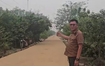 Ket Foto: Anggota DPRD Kabupaten Kapuas Rahmad Jainudin saat meninjau lokasi pembangunan peningkatan jalan di Desa Talekung Punei. (Foto IST)