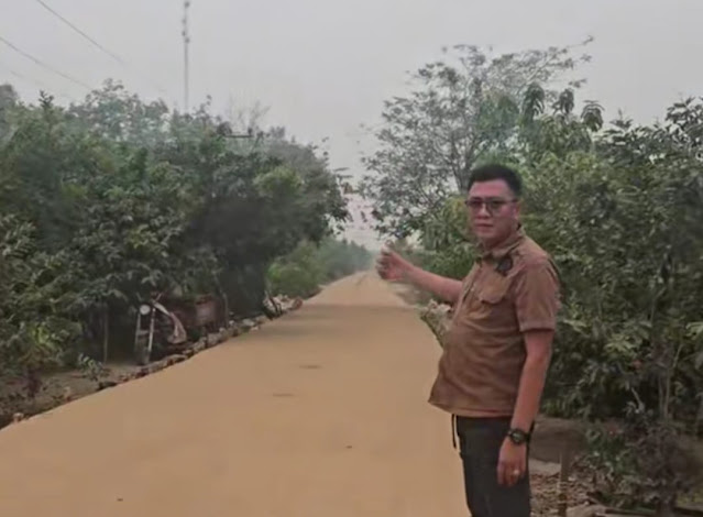 Ket Foto: Anggota DPRD Kabupaten Kapuas Rahmad Jainudin saat meninjau lokasi pembangunan peningkatan jalan di Desa Talekung Punei. (Foto IST)