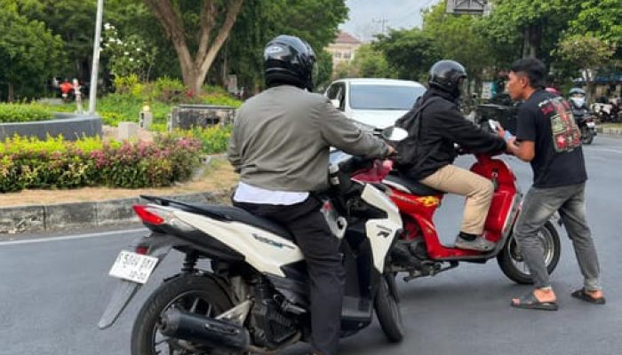 Tegur Pelanggar Lalu Lintas, Konten Kreator dan Pengendara Vespa Terlibat Ketegangan