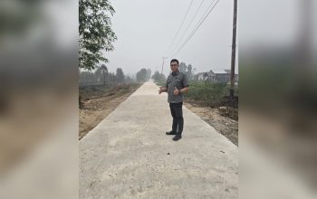 Ket Foto (IST) : Anggota DPRD Kabupaten Kapuas, Rahmad Jainudin saat meninjau ke lokasi pelaksanaan Program "Lewu Bersinar", di Desa Kahuripan Permai (B4), Kecamatan Dadahup, Senin (21/9/2026).