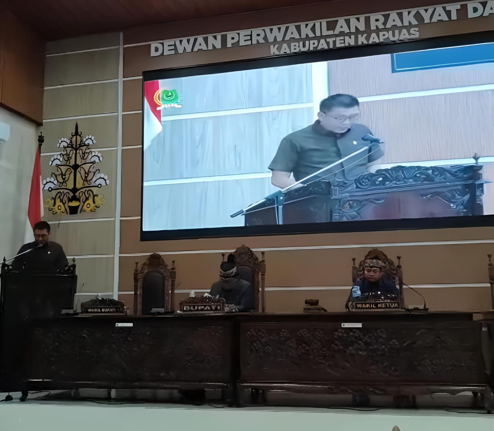 Ket Foto: Anggota DPRD Kabupaten Kapuas, dari Fraksi Golkar, Rahmad Jainudin, saat membacakan Pemandangan Umum Fraksi Pendukung Dewan terhadap Raperda APBD Perubahan TA 2026 dalam Rapat Paripurna ke-9 Masa Persidangan II Tahun Sidang 2026 di Ruang Rapat Paripurna DPRD Kapuas, Selasa (22/9/2026).