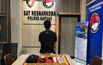 Ket Foto : Terduga pengedar berinisial M.M. (27) beserta barang bukti berupa narkotika jenis sabu, saat diamankan di Mapolres Kapuas. (Foto IST)