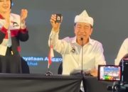 Jokowi Tunjukkan KTA PSI di Bandung, Sebut Jadi Kader Sejak Oktober 2025