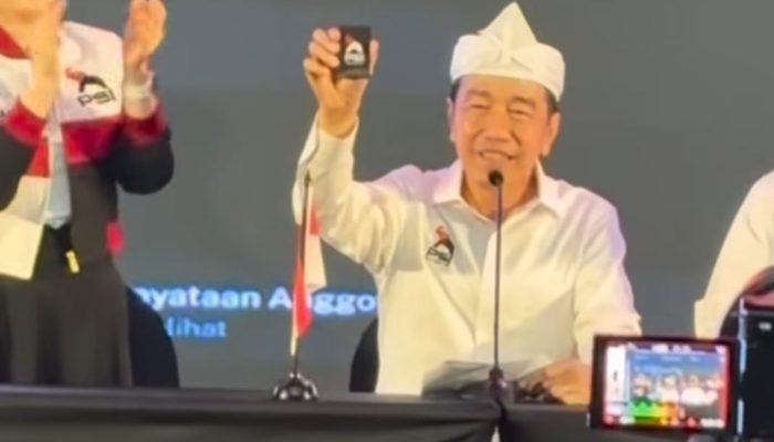 Jokowi Tunjukkan KTA PSI di Bandung, Sebut Jadi Kader Sejak Oktober 2025