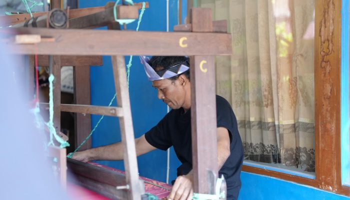 Produksi Tenun Pagatan Naik, 10 Kain dalam 20 Hari