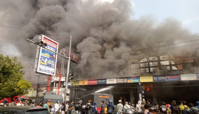 Dua Orang Tewas dalam Kebakaran Transhome Jalan Jogja-Solo