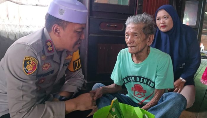 Kapolres Balangan Salurkan Bantuan BARAKALLAH untuk Lansia di Desa Sirap