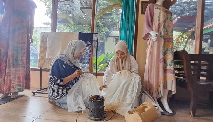 UMKM Batik Binaan Pertamina Buka Ruang Kerja bagi Penyandang Disabilitas