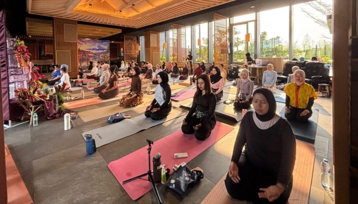 Yoga Berbalut Batik, Grand Mercure Malang Rayakan Hari Batik Nasional