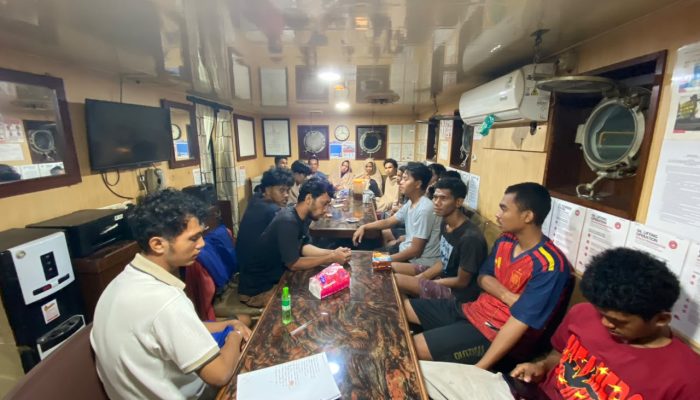 Dua Tugboat Pertamina Evakuasi 17 Kru MV Khatulistiwa 8 di Tuban