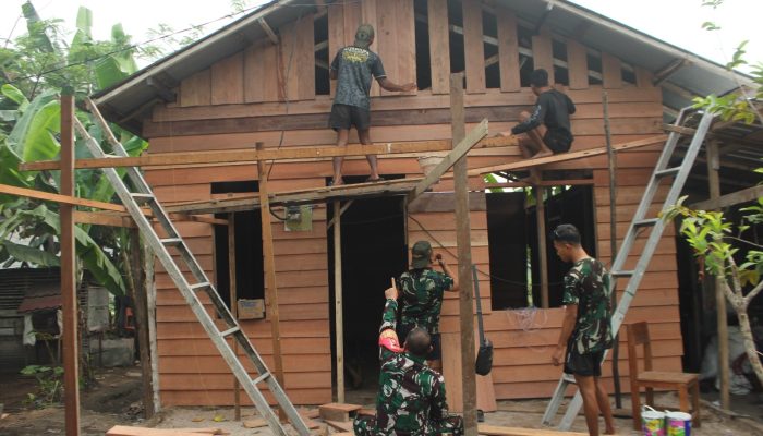 Warga Gotong Royong Rehab Rumah Tidak Layak Huni di Palangka Raya