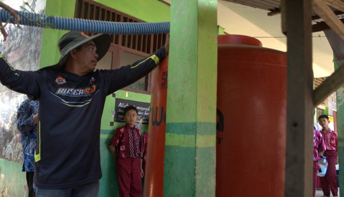 Kekeringan, Pemkab Banjar Salurkan 5.000 Liter Air ke Tiga Sekolah