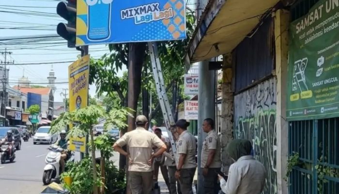 Tak Berizin, Reklame Beratribut ICELAND dan MIXMAX Dibongkar Satpol PP