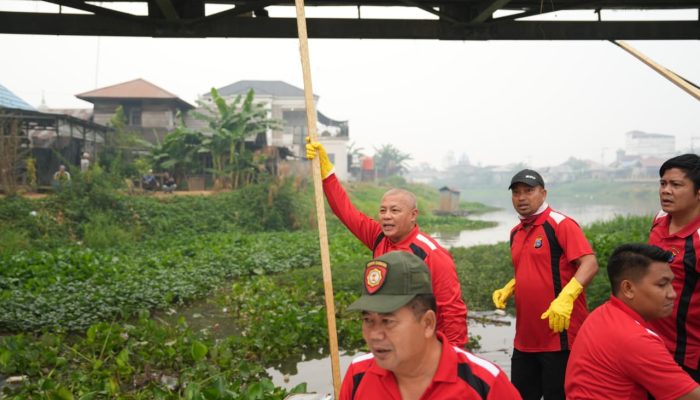 Polda Kalsel Bersihkan Bantaran Sungai dan Masjid di Dalam Pagar