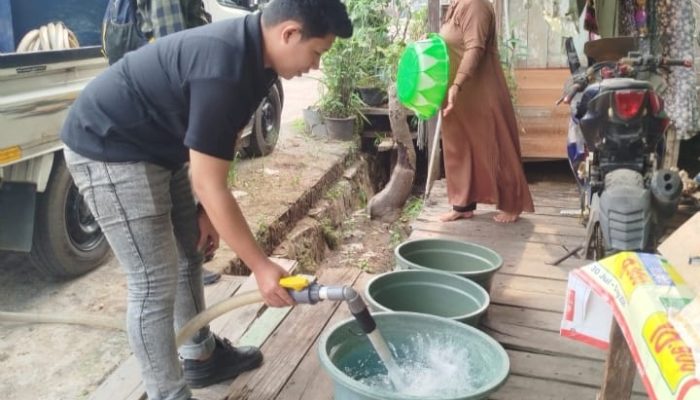 Krisis Air Palangka Raya, BEM PTNU Salurkan 4.400 Liter ke Rumah Warga